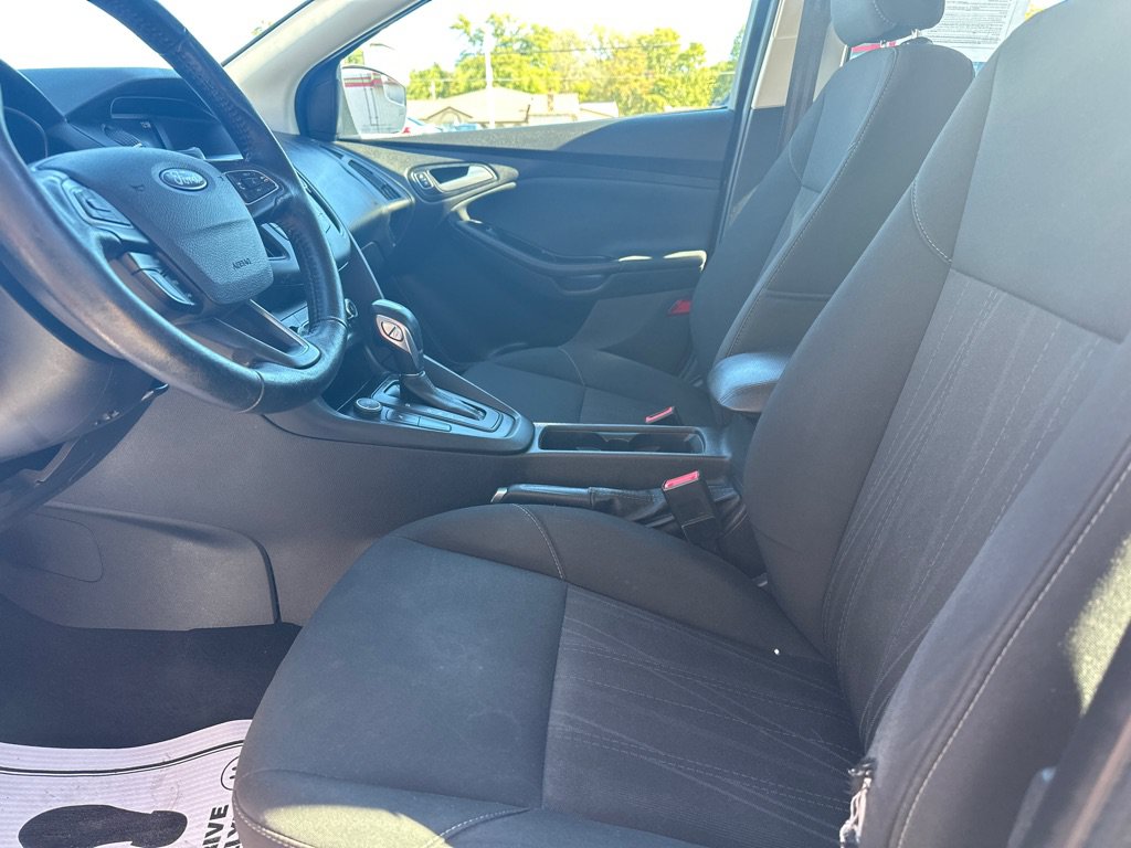Used 2016 Ford Focus SE w/ SE Cold Weather Package FWD image 2