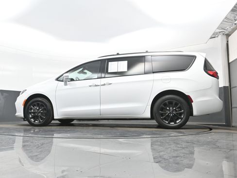 Used 2021 Chrysler Pacifica Touring-L w/ Uconnect Theater Family Group image 28