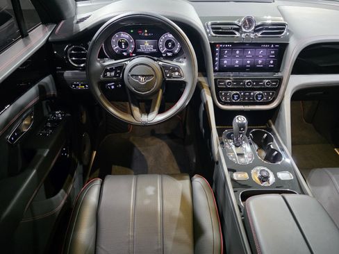 Used 2024 Bentley Bentayga image 10