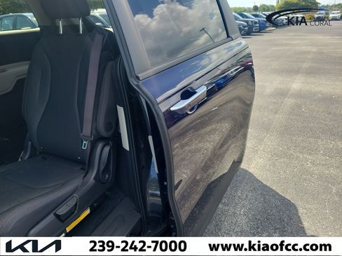 Certified 2023 Kia Carnival LX FWD image 12