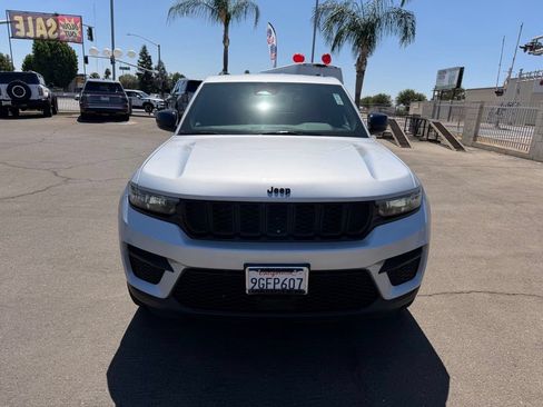 Used 2023 Jeep Grand Cherokee Altitude RWD image 2
