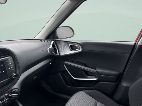 Used 2025 Kia Soul LX w/ LX Technology Package FWD image 13