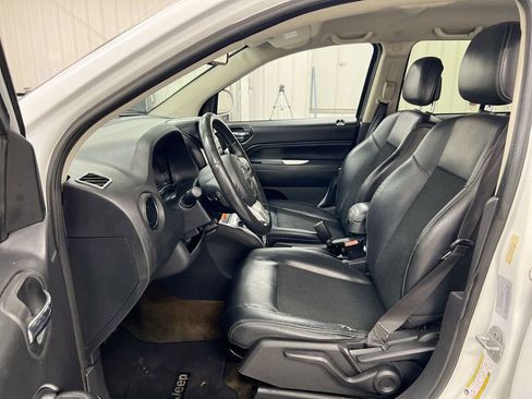 Used 2016 Jeep Compass Latitude FWD image 17