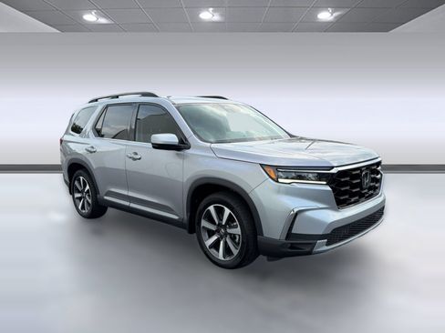 Used 2025 Honda Pilot Touring image 7