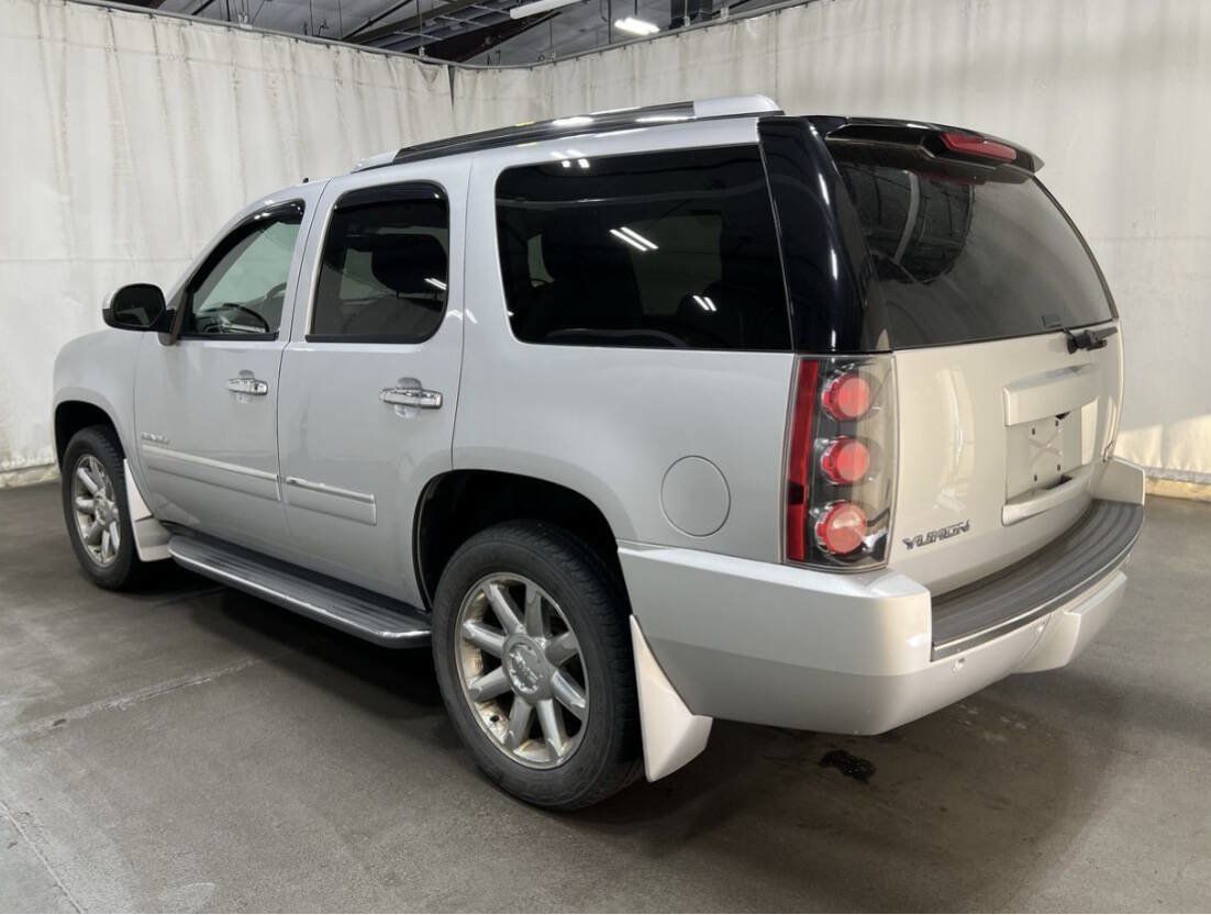 Used 2013 GMC Yukon Denali AWD/4WD image 2
