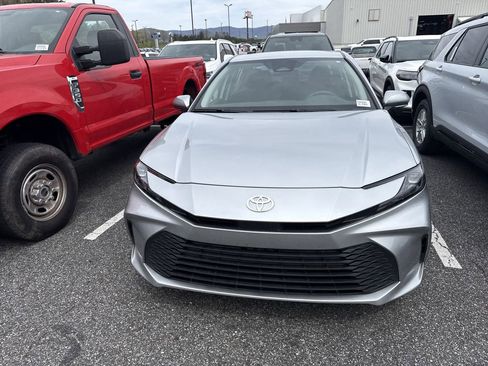 Used 2025 Toyota Camry LE image 5