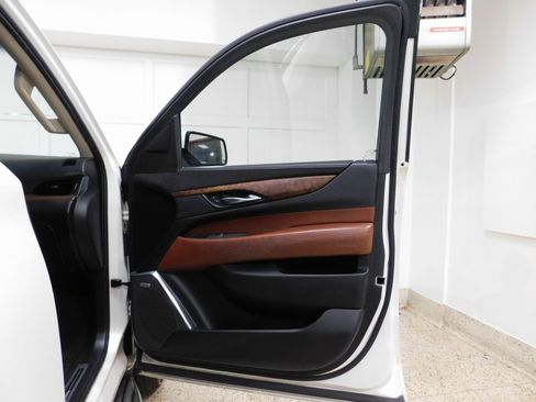 Used 2015 Cadillac Escalade Luxury image 92