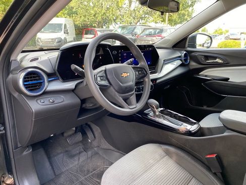 Used 2025 Chevrolet Trax LT FWD image 9