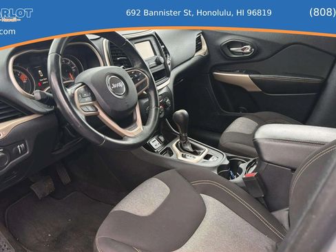 Used 2017 Jeep Cherokee Sport FWD image 13