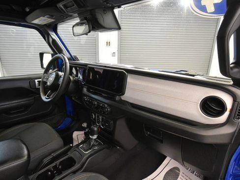 Used 2024 Jeep Wrangler Unlimited w/ Convenience Group AWD/4WD image 18