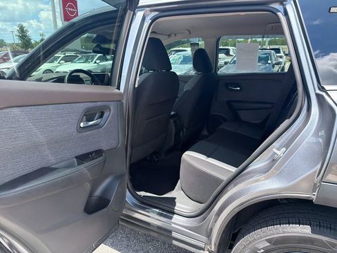 Used 2022 Nissan Rogue SV FWD image 17