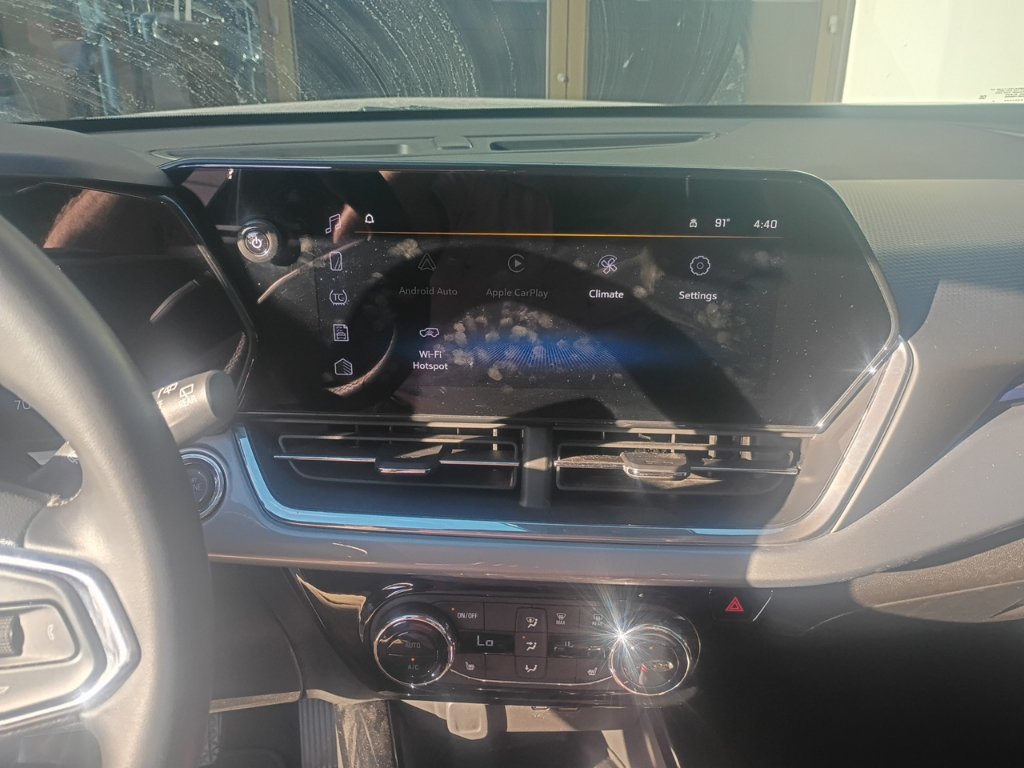 Used 2025 Chevrolet Trax LT w/ Sunroof Package FWD image 4