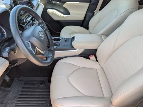 Used 2025 Toyota Highlander XLE AWD/4WD image 14
