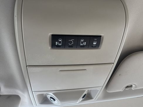 Used 2016 Chrysler Town & Country Touring image 24