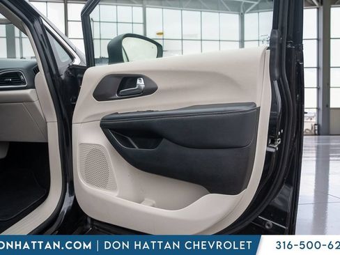 Used 2023 Chrysler Pacifica Touring-L FWD image 25