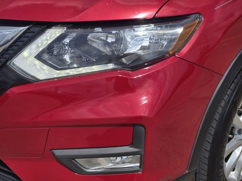 Used 2017 Nissan Rogue SV image 6