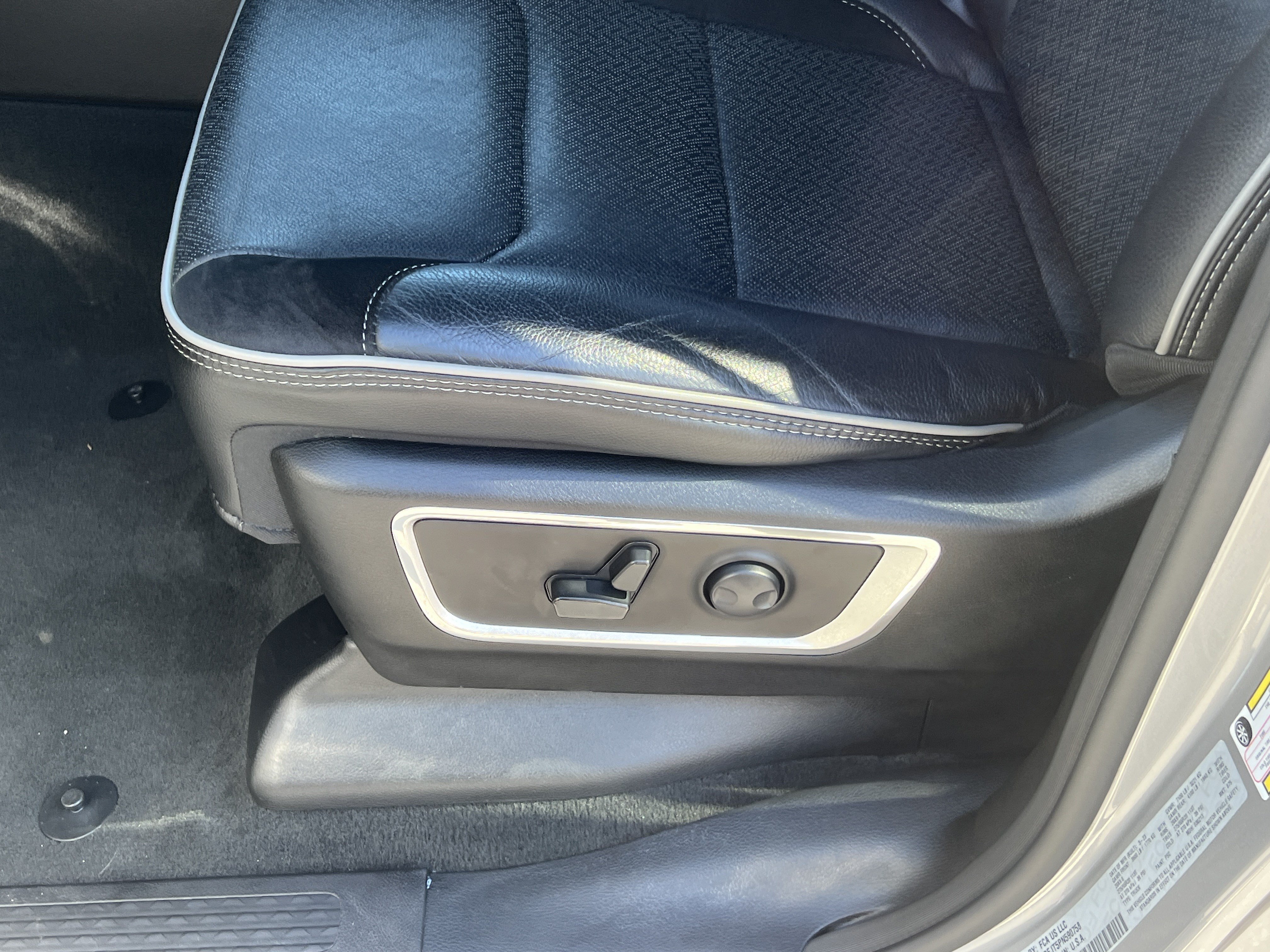 Used 2023 RAM 1500 Laramie AWD/4WD image 12