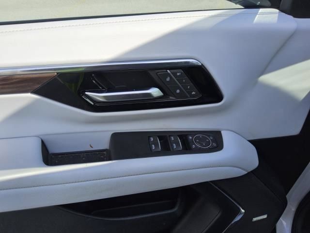 Used 2025 Chevrolet Suburban Premier AWD/4WD image 14