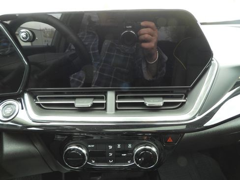 Used 2025 Chevrolet Trax ACTIV w/ Sunroof Package image 41