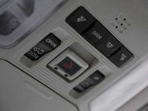 Used 2021 Toyota RAV4 XLE Premium image 33