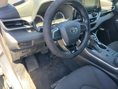 Used 2021 Toyota Highlander LE FWD image 16