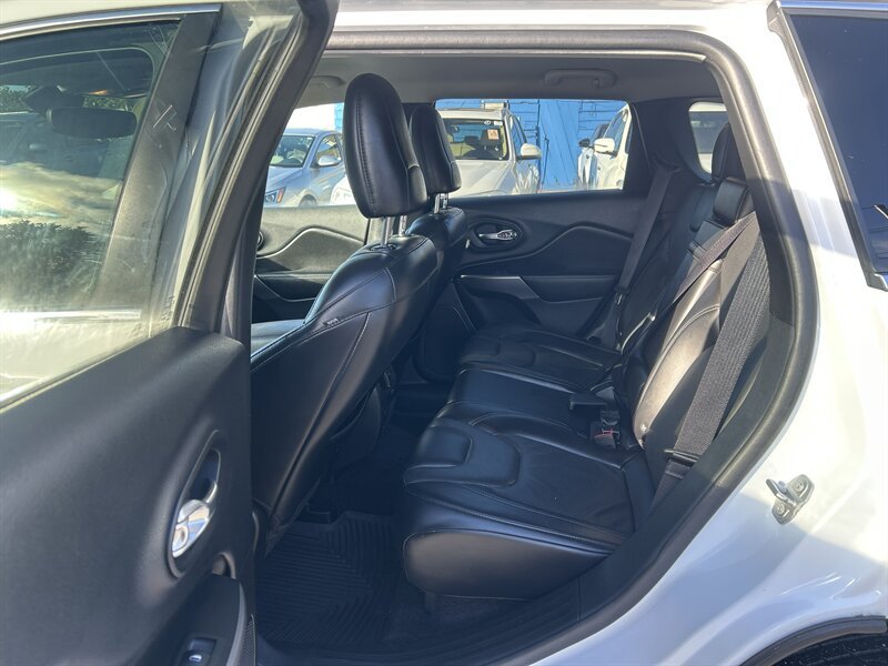 Used 2019 Jeep Cherokee Limited AWD/4WD image 9