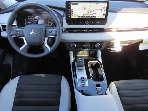 New 2025 Mitsubishi Outlander SE image 9