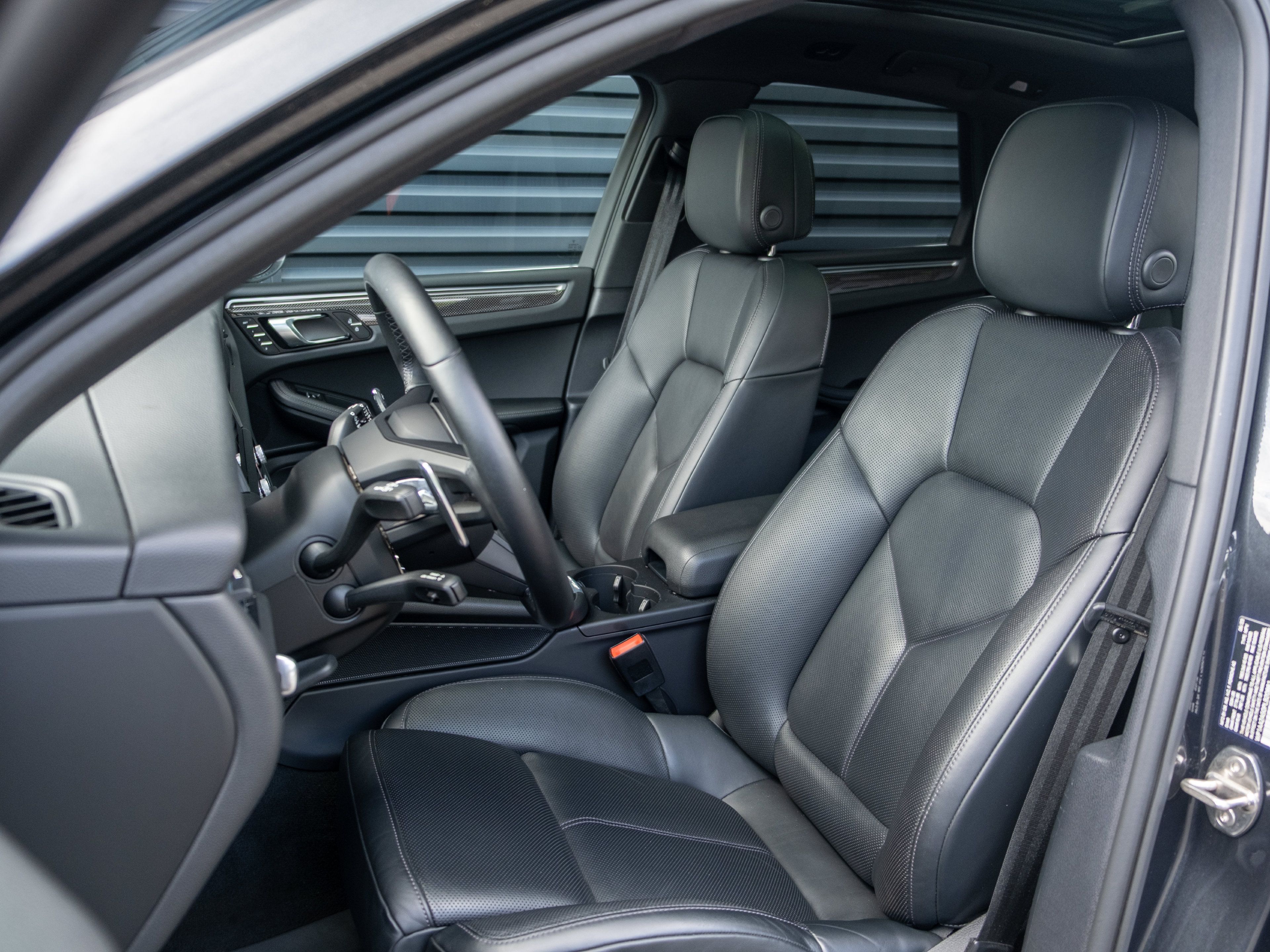 Used 2023 Porsche Macan AWD/4WD image 5