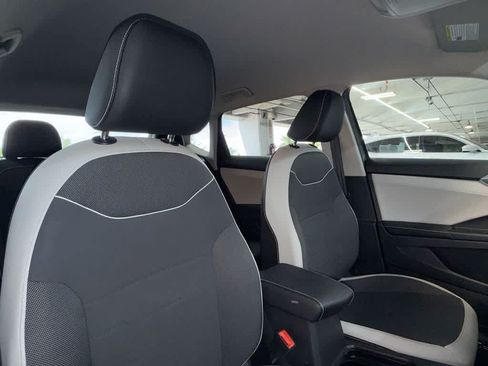Certified 2025 Volkswagen Taos SE FWD image 27