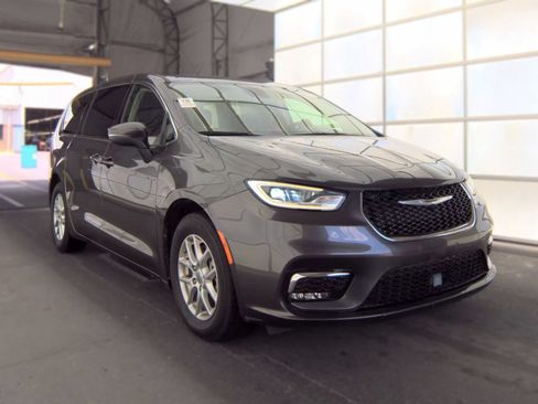 Used 2023 Chrysler Pacifica Touring-L FWD image 4