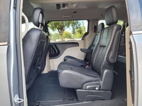 Used 2014 Chrysler Town & Country Touring-L w/ Driver Convenience Group image 6