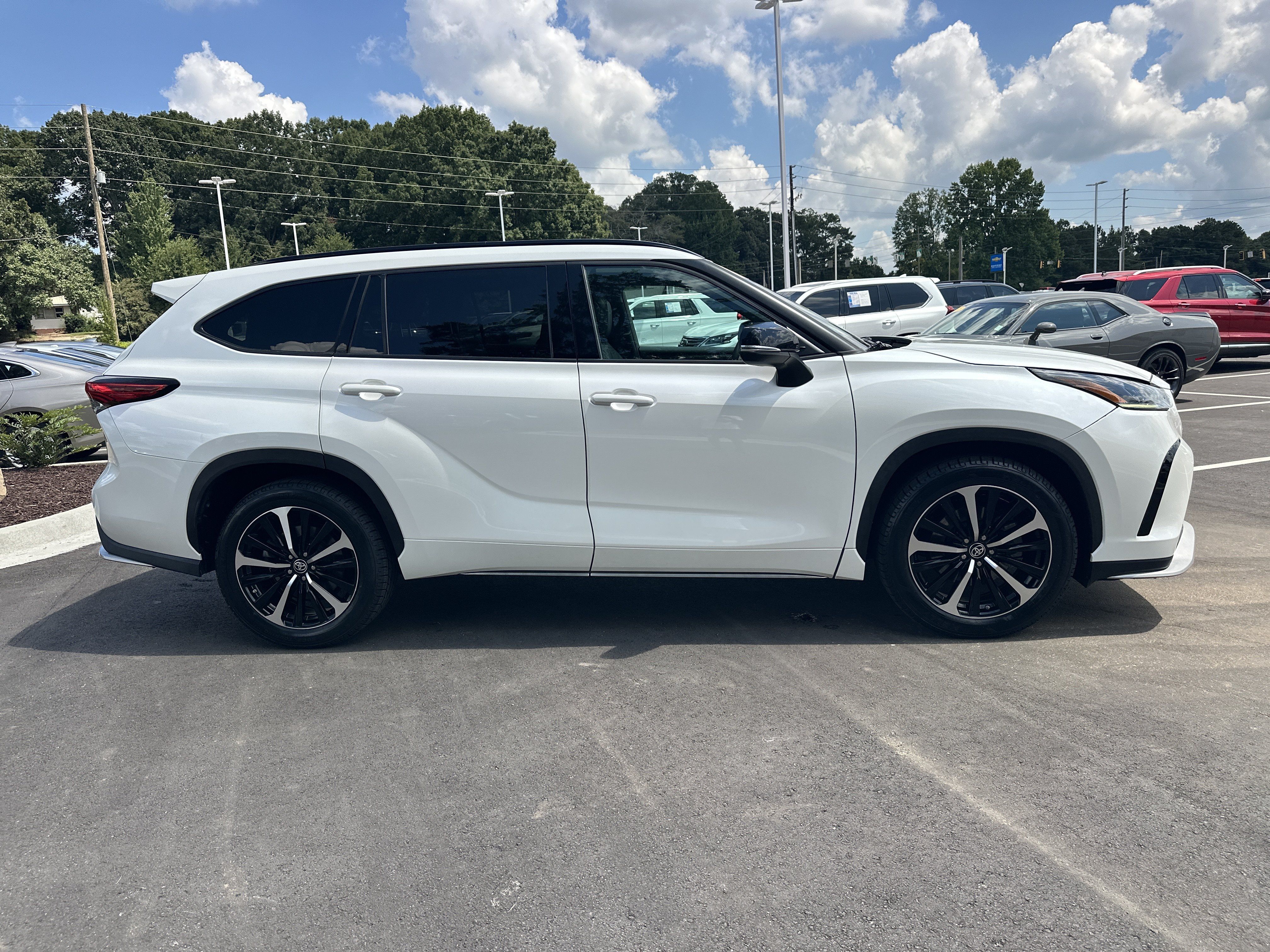 Used 2021 Toyota Highlander XSE FWD image 9