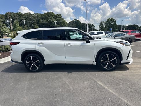 Used 2021 Toyota Highlander XSE FWD image 9
