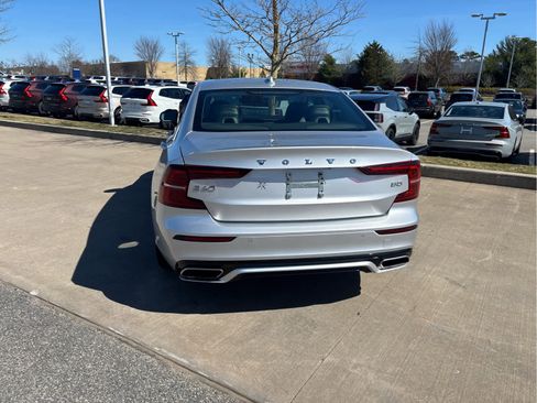 Used 2022 Volvo S60 B5 Momentum FWD image 3
