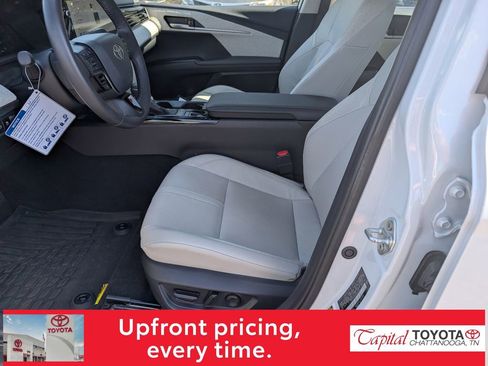 Used 2025 Toyota Camry XLE AWD/4WD image 12