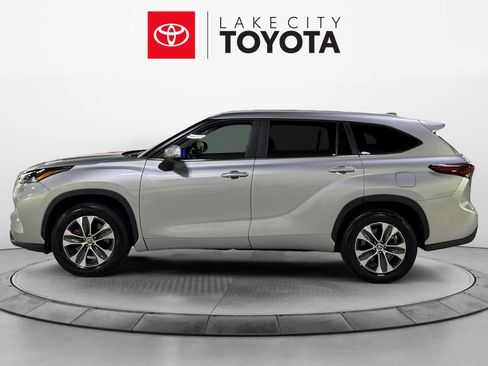 Used 2024 Toyota Highlander XLE image 2