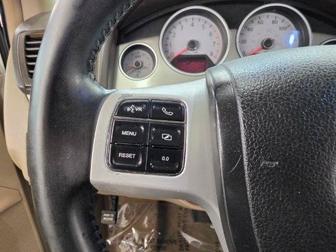 Used 2011 Volkswagen Routan SEL FWD image 17