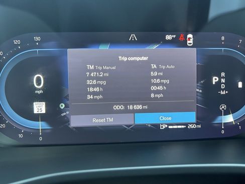 Certified 2025 Volvo XC40 B5 Plus image 30