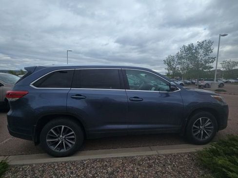 Used 2019 Toyota Highlander XLE w/ Carpet Mat Package (TMS) AWD/4WD image 13