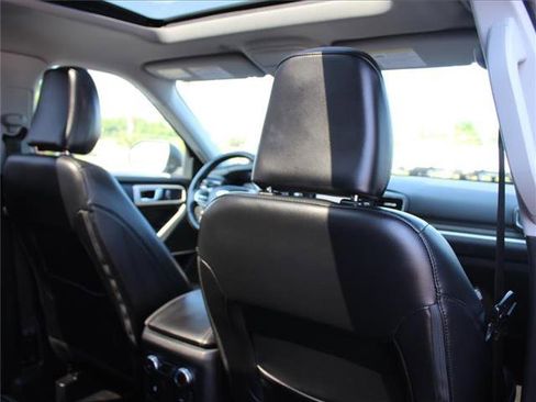 Used 2021 Ford Explorer XLT image 32