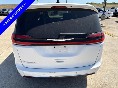 Used 2024 Chrysler Pacifica Touring-L FWD image 9