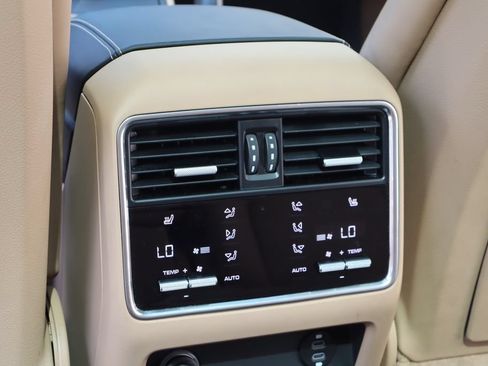Used 2023 Porsche Cayenne AWD/4WD image 17