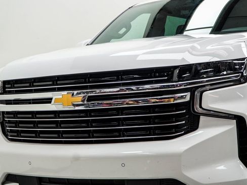 Used 2024 Chevrolet Suburban LT RWD image 2