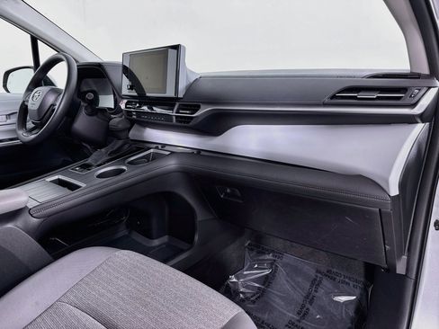 Certified 2025 Toyota Sienna LE FWD image 29