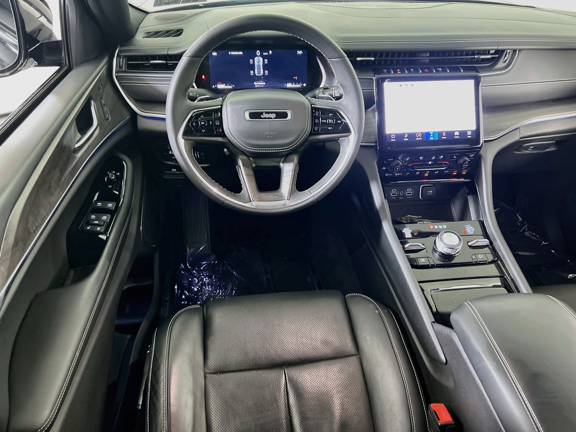 Used 2023 Jeep Grand Cherokee Overland w/ Luxury Tech Group IV AWD/4WD image 22