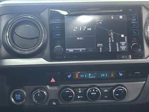 Used 2017 Toyota Tacoma TRD Off-Road w/ Premium & Technology Package image 10