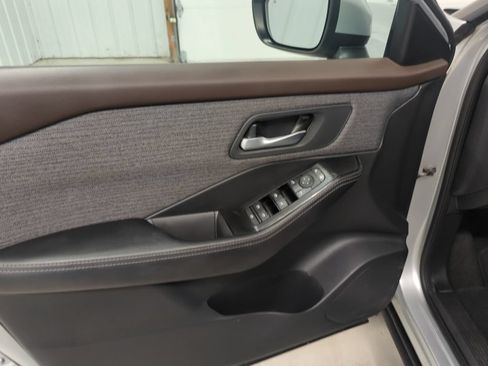 Used 2021 Nissan Rogue SV AWD/4WD image 12