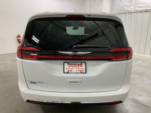 Used 2022 Chrysler Pacifica Touring-L image 7