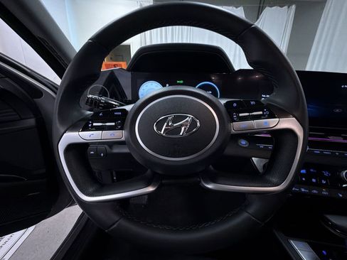 Used 2023 Hyundai Elantra Limited image 11