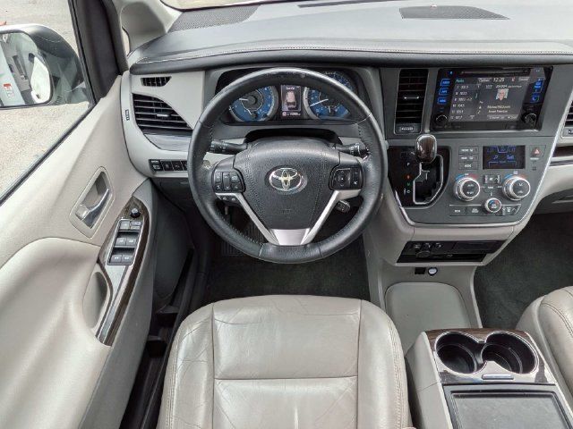Used 2017 Toyota Sienna XLE Premium FWD image 19